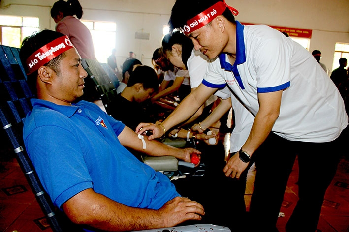 Anh Dương Văn Hiền trong một lần tham gia hiến máu.  