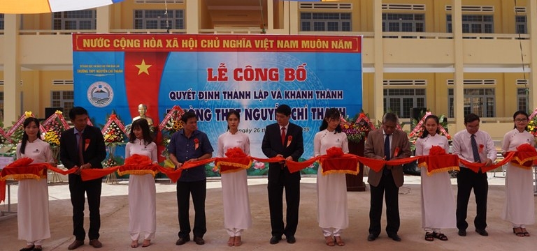 Các đại biểu cắt băng khánh thành Trường THPT Nguyễn Chí Thanh.