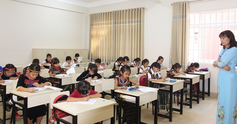 Các em học sinh khối lớp 3 thi kiến thức tiếng Việt. 