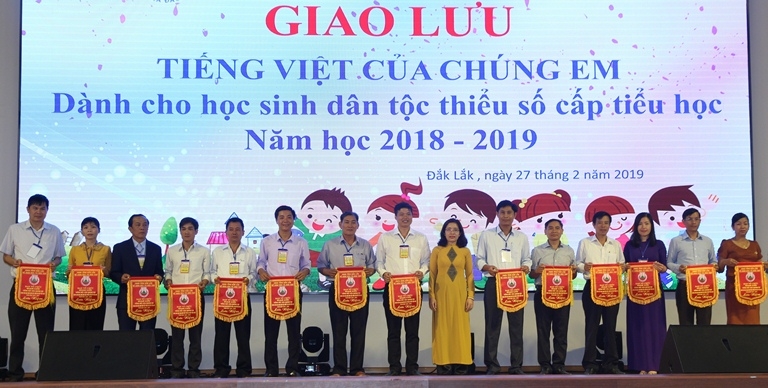 Phó Giám đốc Sở GD-ĐT Lê Thị Thanh Xuân ) tặng cờ lưu niệm cho các đơn vị có học sinh tham gia giao lưu.