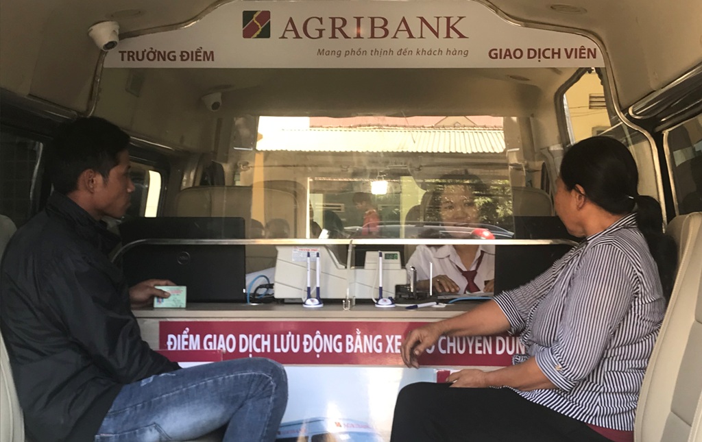 Điểm giao dịch bằng xe ô tô chuyên dùng của Agribank Đắk Lắk phục vụ khách hàng tại xã Buôn Triết