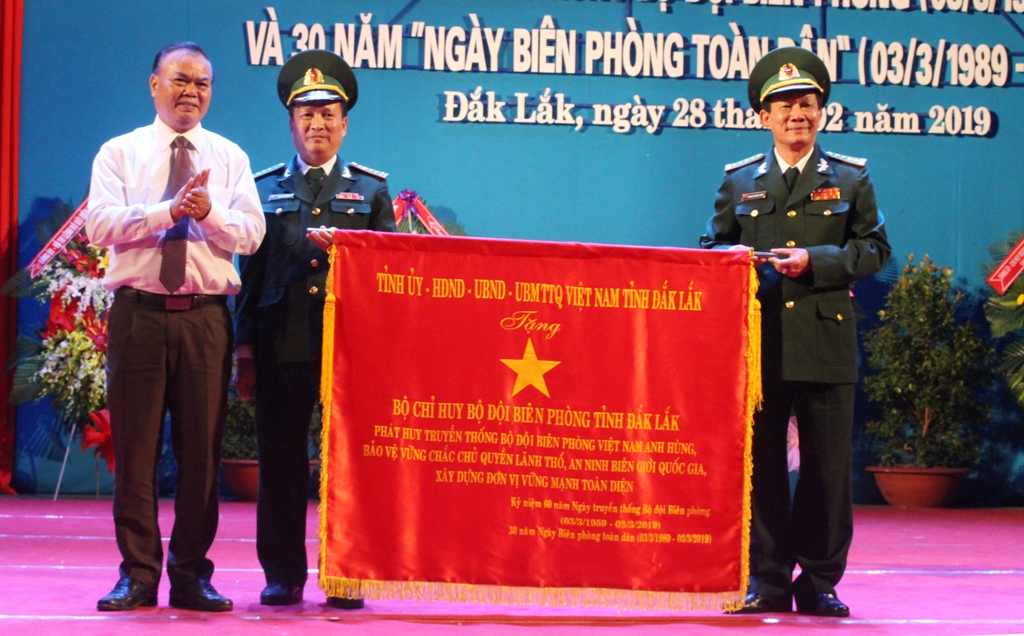 Lãnh đạo tỉnh trao bức trướng tặng Bộ Chỉ huy Bộ đội Biên phòng tỉnh