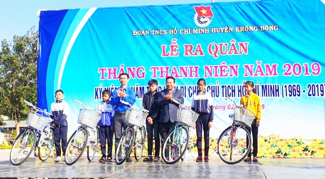 Ban tổ chức tặng xe đạp các em học sinh nghèo vượt khó.