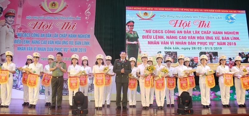 Lãnh đạo Công an tỉnh tặng hoa và cờ lưu niệm cho các đội tham gia Hội thi.