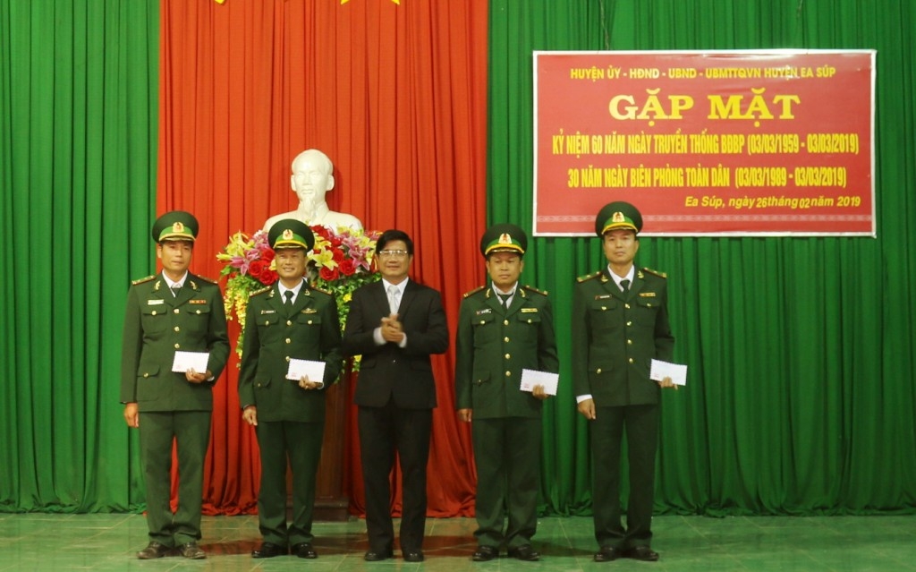 Lãnh đạo huyện Ea Súp trao quà tặng cán bộ, chiến sĩ các Đồn Biên phòng đứng chân trên địa bàn