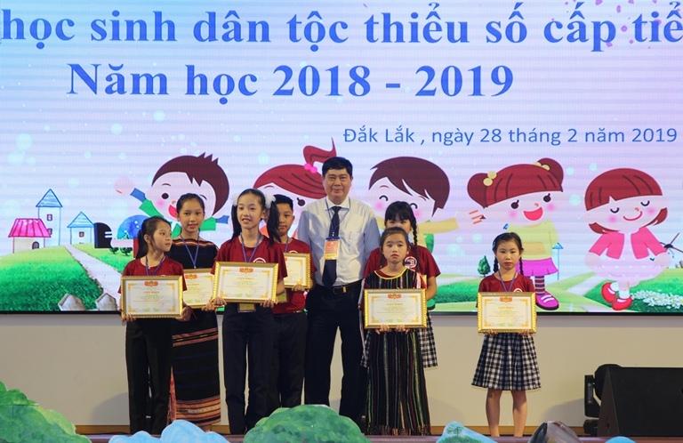 Giám đốc Sở GD-ĐT Phạm Đăng Khoa trao Giấy khen tặng các em học sinh khối lớp 5 vì thành tích xuất sắc ở phền thi kiến thức Tiếng Việt. 