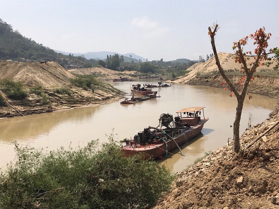     Hoạt động khai thác cát  trên sông Krông Ana (đoạn qua địa bàn huyện  Cư Kuin).      Ảnh: G.Nam