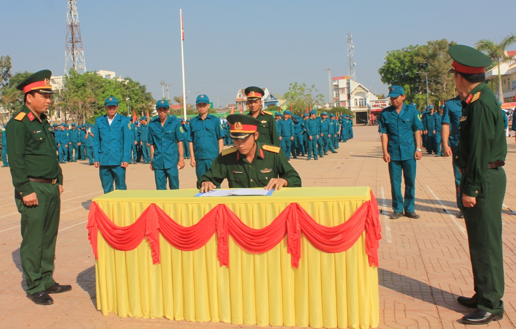 Các đơn vị thuộc lực lượng vũ trang huyện Ea Súp tham gia ký kết giao ước thi đua