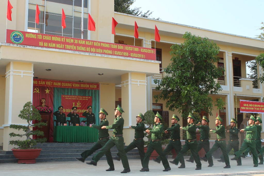 Cán bộ, chiến sĩ Đồn Biên phòng Cửa khẩu Đắk Ruê tham gia duyệt đội ngũ