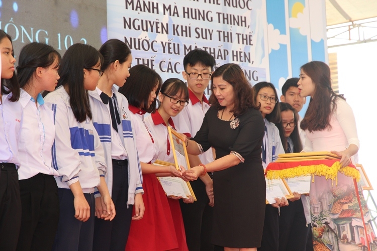 Chánh Văn phòng Sở GD-ĐT Thái Thị Mỹ Bình trao Giấy khen tặng các học sinh có thành tích cao nhất của kỳ thi.