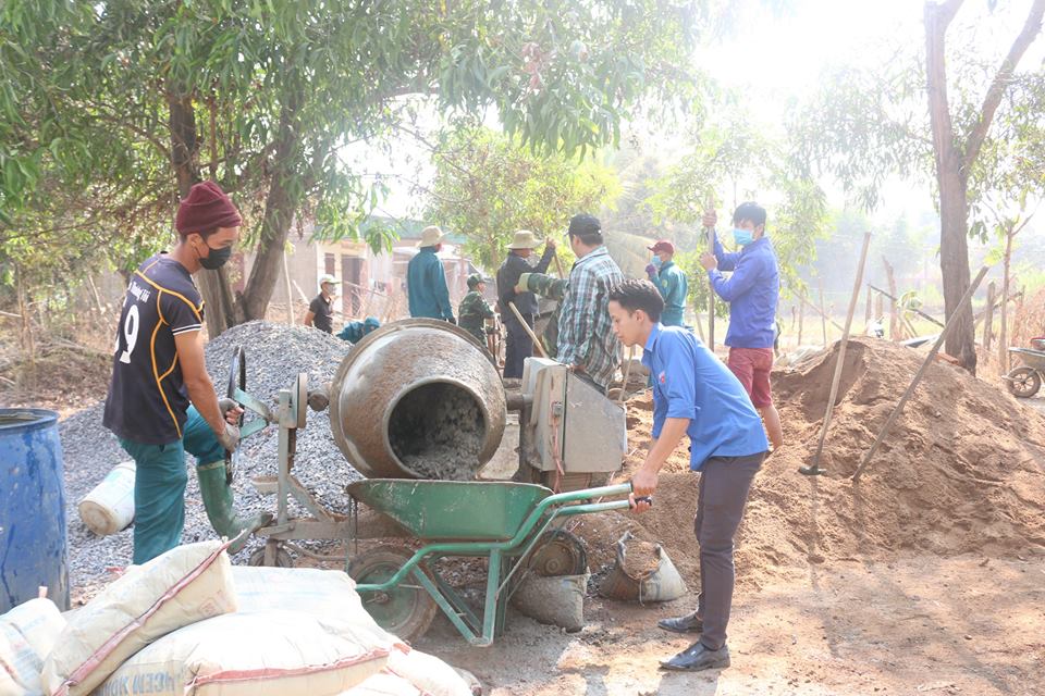 Đoàn viên thanh niên tổ chức xây dựng công trình thanh niên sân bóng chuyền tại xã Ea Bung. 