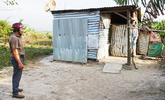 Buôn Cư Kô Êmông (xã Dang Kang) còn nhiều hộ phải sống trong những căn nhà tạm bợ