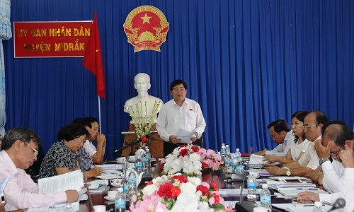 Phó Trưởng đoàn chuyên trách Đoàn ĐBQH tỉnh Y Khút Niê phát biểu kết luận buổi làm việc tại huyện MĐrắk.