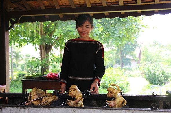 Chế biến món gà nướng tại Khu du lịch sinh thái văn hóa cộng đồng Ko Tam.