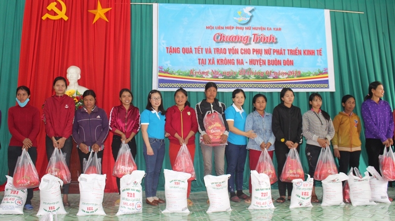 Hội LHPN huyện Ea Kar trao quà cho hội viên phụ nữ nghèo xã Krông Na (huyện Buôn Đôn).