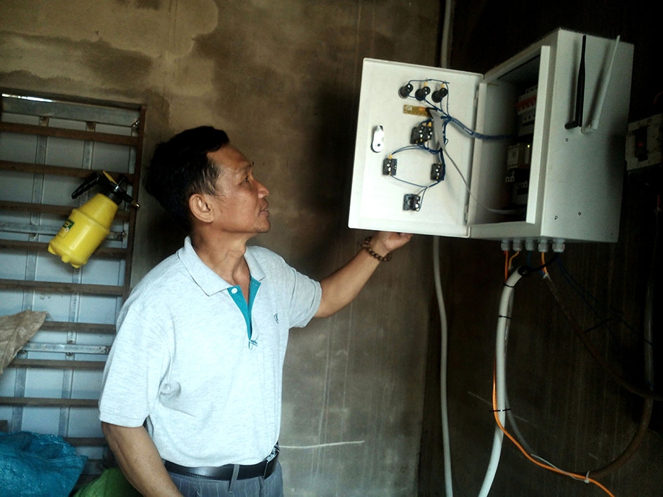 Ông Trương Hoàng Trung mô tả quá trình hoạt động của hệ thống tưới nước tự động  qua điện thoại di động. 