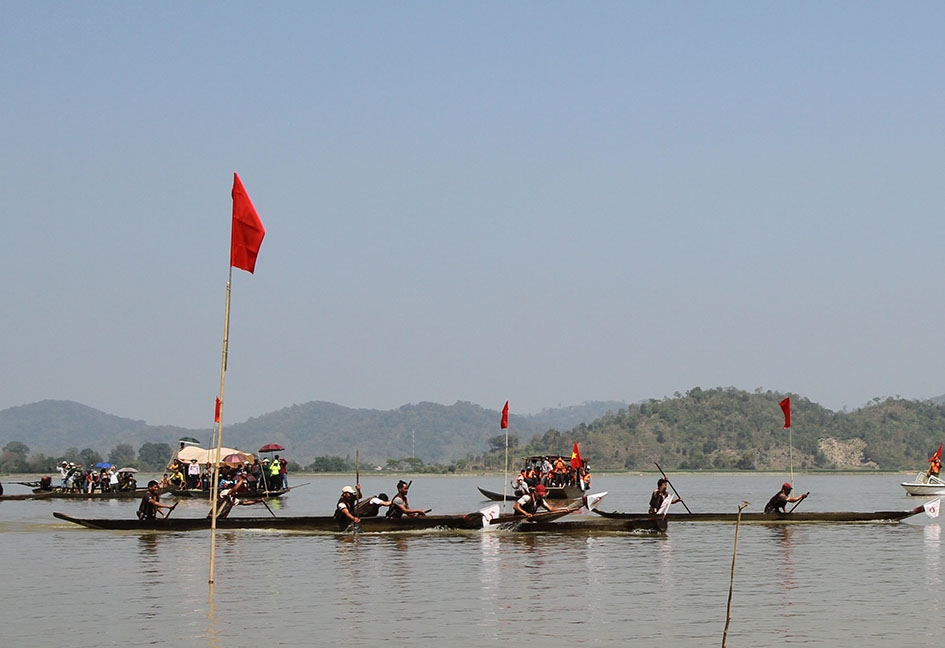 Lê hội đua thuyền độc mộc ở huyện Lắk trong khuôn khổ Lễ hội Cà phê Buôn Ma Thuột lần thứ 6 năm 2017. 