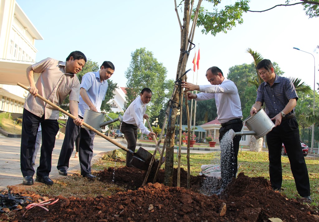 Bí thư Tỉnh ủy Êban Y Phu và các đồng chí trong Trường trực Tỉnh ủy cùng lãnh đạo Văn phòng Tỉnh ủy tiến hành trồng cây