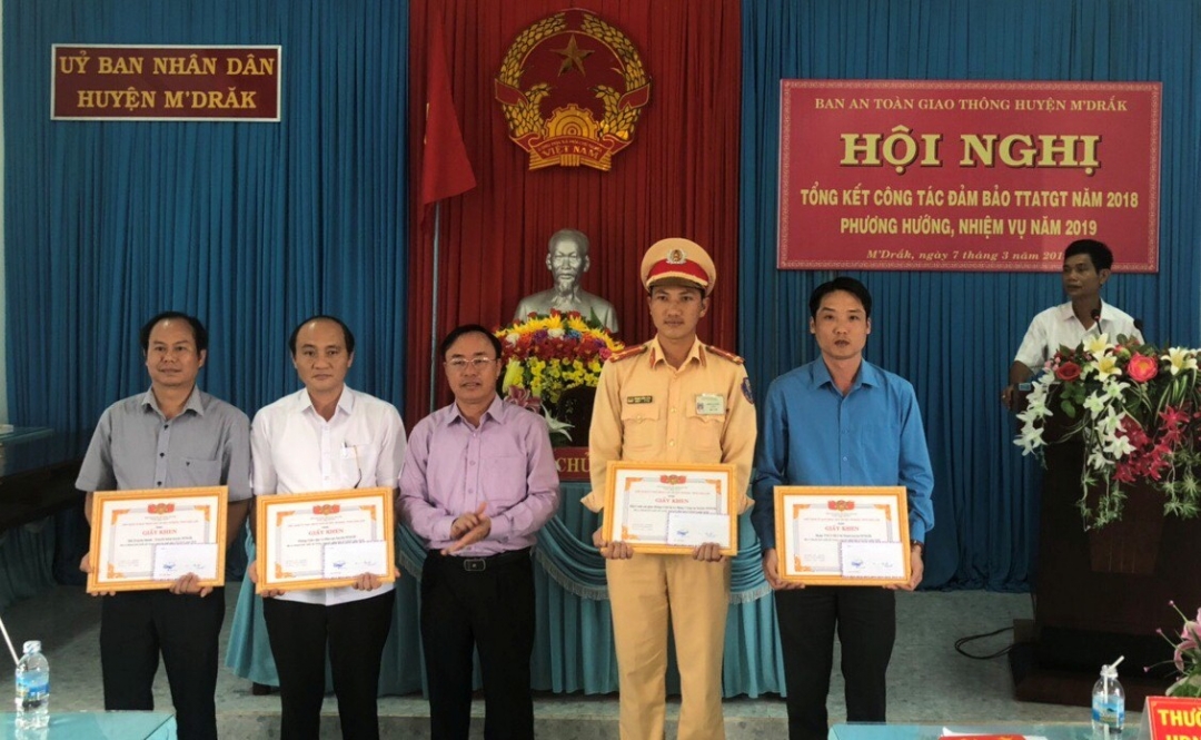 Chủ tịch UBND huyện MĐrắk Hòa Quang Khiêm trao Giấy khen tặng các tập thể vì thành tích xuất sắc trong công tác đảm bảo trật tự ATGT năm 2018.