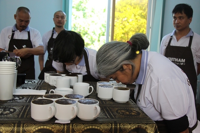 Các chuyên gia quốc tế đang thử nếm cà phê tại vòng chung kết Cuộc thi Cà phê đặc sản Việt Nam 2019