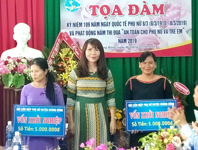 Chủ tịch Hội LHPN huyện Krông Bông Nguyễn Thị Hương trao vồn khởi nghiệp cho các xã.