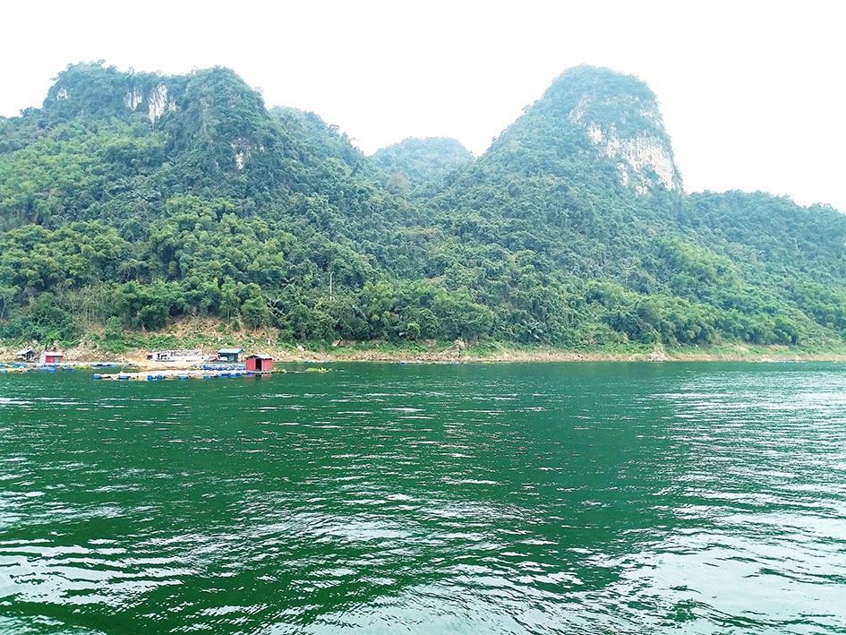 Khung cảnh hữu tình dọc sông Đà.