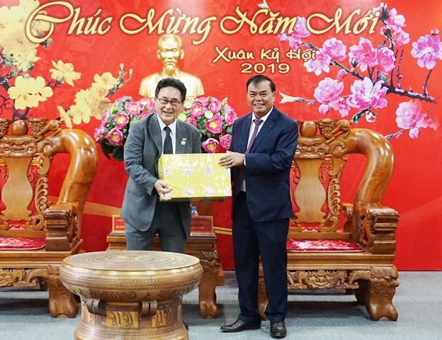 Bí thư Tỉnh ủy Êban Y Phu trao quà lưu niệm tặng Đoàn công tác của Tổng Lãnh sự Nhật Bản tại thành phố Hồ Chí Minh.