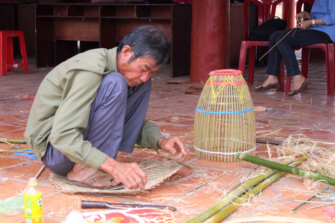 Nghệ nhân Lê Xuân Chứng (xã Tân Hòa) đang thể hiện phần thi đan lát