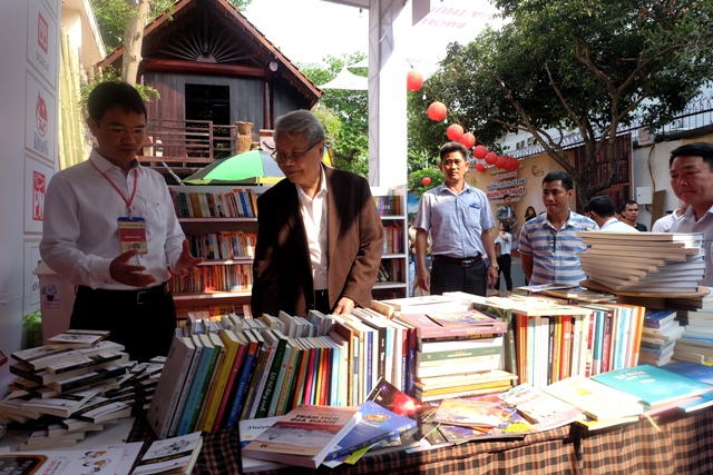 Ông Đặng Gia Duẩn, Phó Giám đốc Sở Văn hóa, Thể tha và Du lịch giới thiệu với nguyên Chủ tịch Nước về không gian sách cộng đồng tại Đường sách