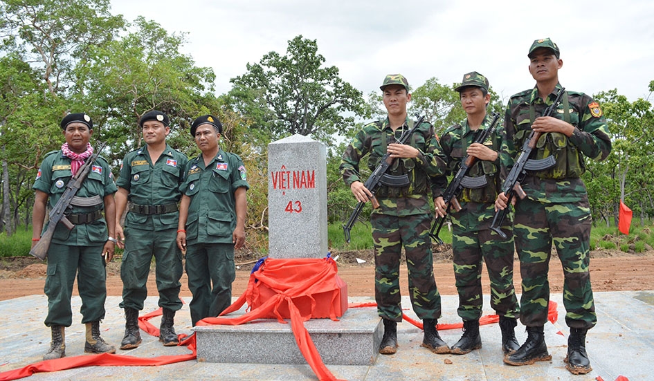 Bộ đội Biên phòng tỉnh cùng lực lượng bảo vệ biên giới nước bạn Campuchia bên cột mốc biên giới hai nước.   