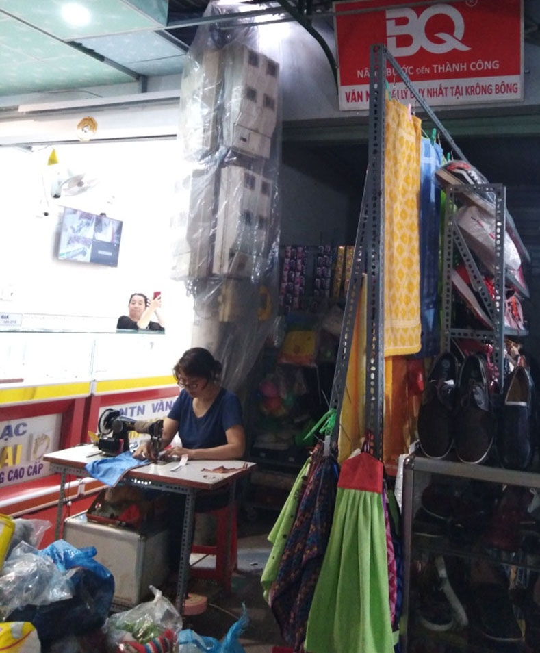   Trụ điện áp sát tường cửa hàng kinh doanh giữa chợ    huyện Krông Bông.