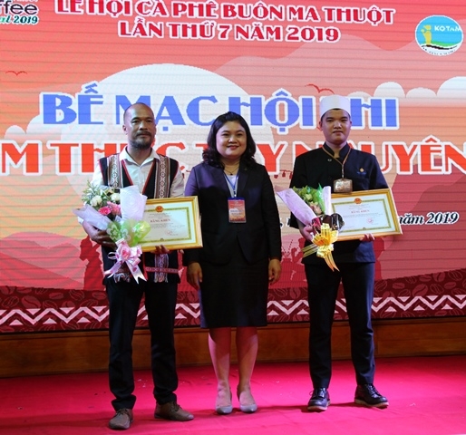 Phó Chủ tịch UBND tỉnh H'Yim Kđoh trao giải Nhì cho các đội thi