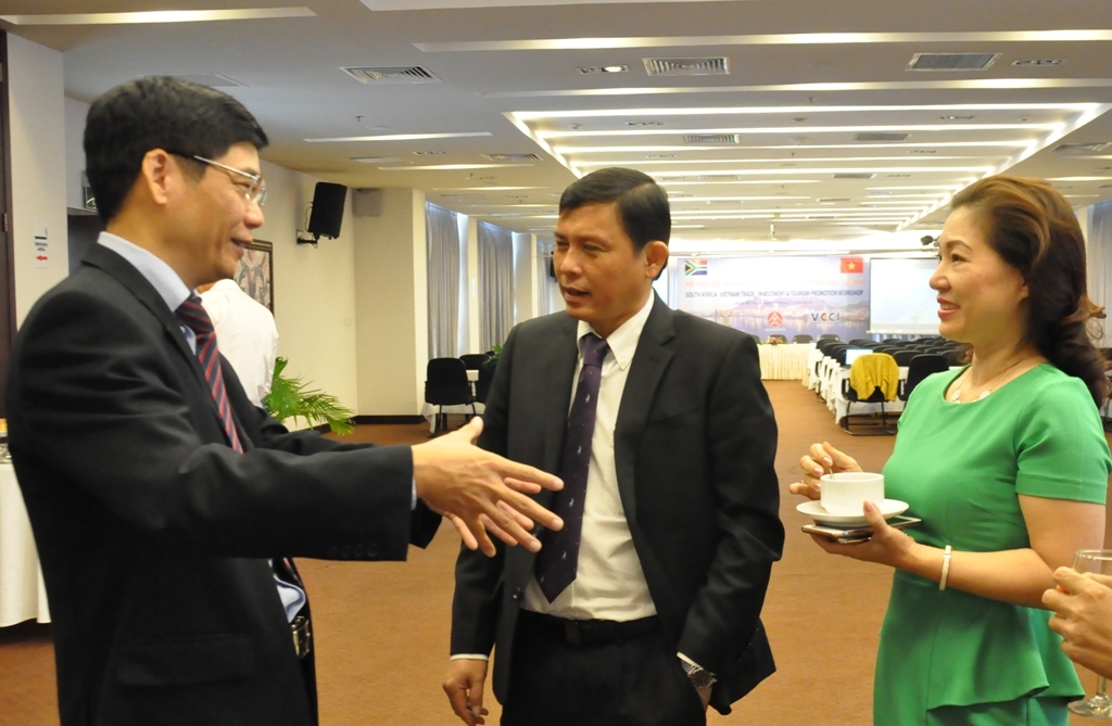 Phó Chủ tịch UBND tỉnh Nguyễn Tuấn Hà trao đổi với đại diện doanh nghiệp bên lề một hội nghị