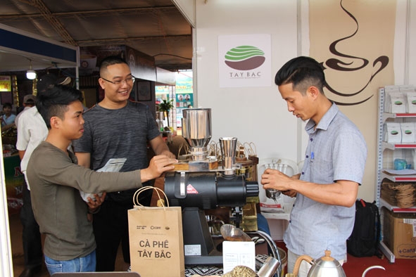 Du khách tham quan, tìm hiểu Cà phê Tây Bắc tại Hội chợ - Triển lãm chuyên ngành cà phê. 