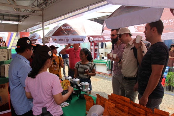 Du khách tham quan, thưởng thức cà phê tại Hội chợ  - Triển lãm chuyên ngành cà phê.   