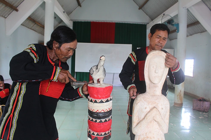 Các nghệ nhân thi tạc tượng gỗ dân gian tại Ngày hội Văn hóa. 