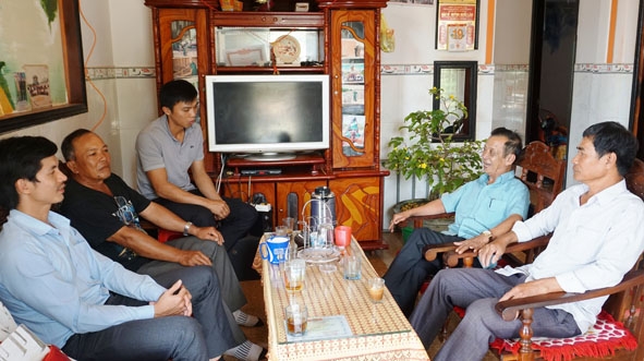 Ông Lê Hồng Thu (thứ 2 bên phải), Trưởng xóm tự quản thôn 2 chia sẻ hoạt động của xóm với công an viên xã Bình Hòa. 