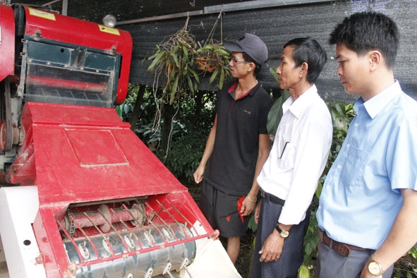 Thăm mô hình máy cuộn rơm cho hiệu quả kinh tế cao tại hộ anh Dương Huỳnh Linh.  