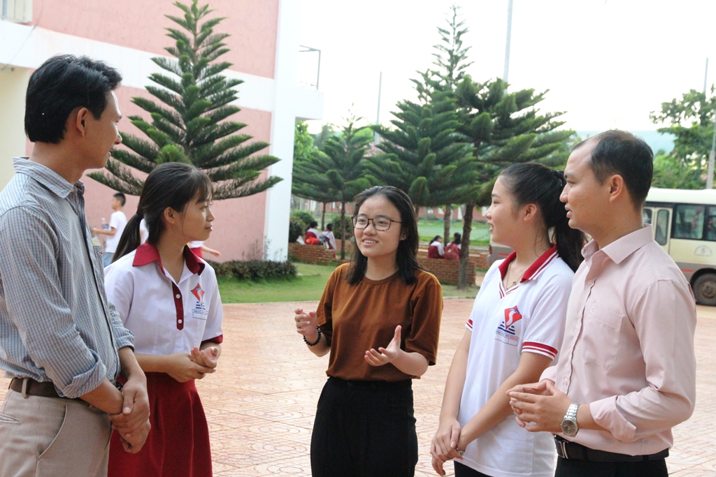 Giáo viên Trường THCS & THPT Đông Du trò chuyện với học sinh sau giờ học.