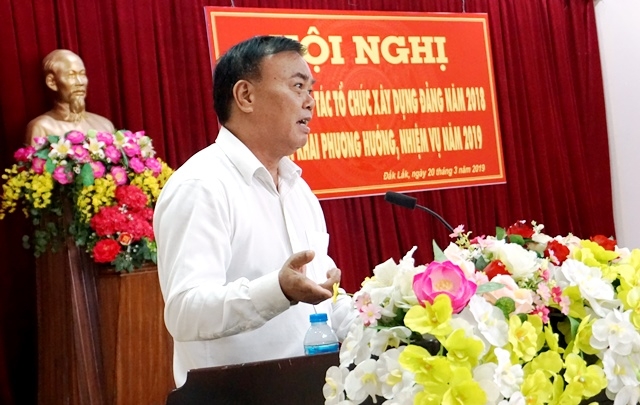 Bí thư Tỉnh ủy Êban Y Phu phát biểu tại hội nghị.