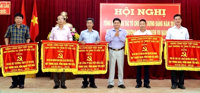 Phó Bí thư Thường trực Tỉnh ủy Phạm Minh Tấn tặng Cờ thi đua cho các tổ chức cơ sở Đảng đạt trong sạch vững mạnh tiêu biểu 5 năm liền. 