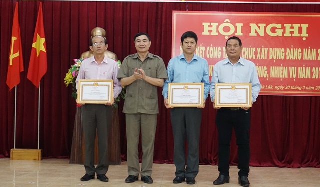 Ủy viên Trung ương Đảng, Phó Bí thư Tỉnh ủy Trần Quốc Cường tặng Bằng khen cho các đảng viên hoàn thành xuất sắc nhiệm vụ tiêu biểu 5 năm liền. 