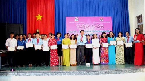 Ban tổ chức trao giấy chứng nhận cho các thầy cô tham gia Hội thi