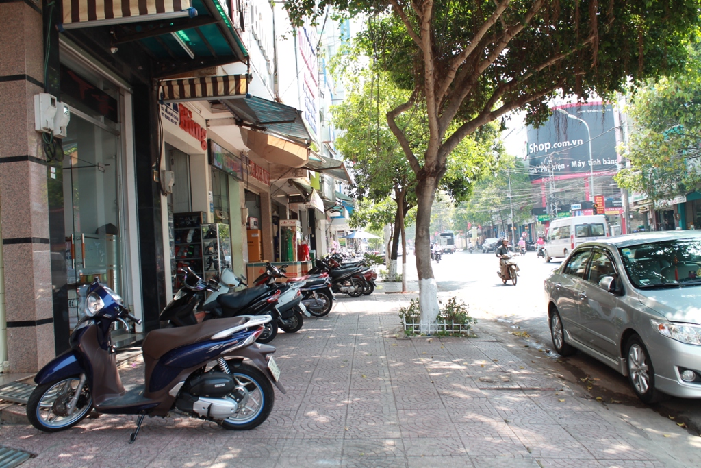 Một đoạn vỉa hè đường Phan Bội Châu được các hộ dân để xe máy đúng nơi quy định.