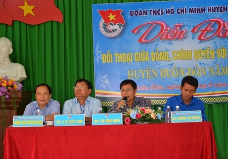 Phó Bí thư  Huyện ủy Vũ Hồng Nhật (thứ hai từ phải qua) giải đáp những câu hỏi của ĐVTN