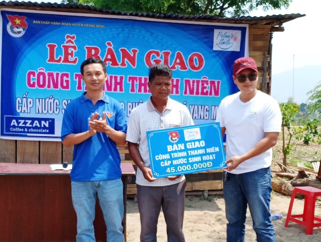 Đại diện Hội LHTN Việt Nam huyện Kr ông Bông trao quyết định thành ;ập cho tổ hợp tác thanh niên.