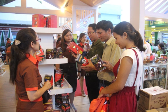 Người tiêu dùng tham quan gian hàng trưng bày sản phẩm cà phê bột tại Hội chợ - Triển lãm chuyên ngành cà phê trong khuôn khổ Lễ hội Cà phê Buôn Ma Thuột lần thứ 7 năm 2019.   