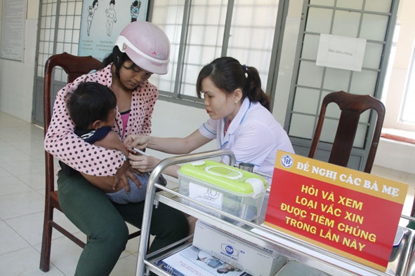Trẻ tiêm phòng sởi - rubella tại Trạm Y tế xã Bông Krang. 