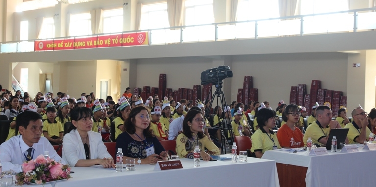 Các đại biểu và đông đảo học sinh tham gia chương trình.