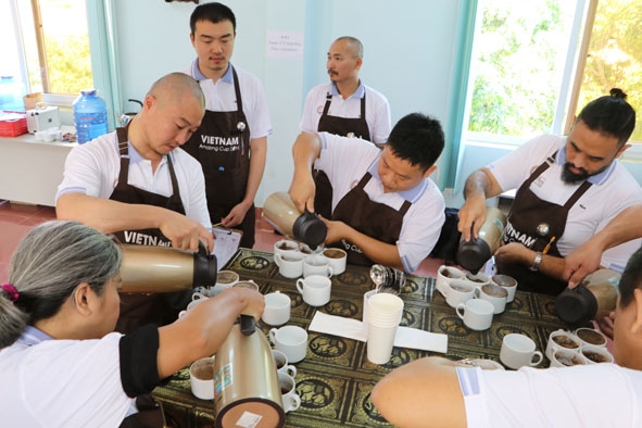 Các nhà pha chế  tham gia Cuộc thi cà phê đặc sản Việt Nam 2019.   Ảnh: H.Gia